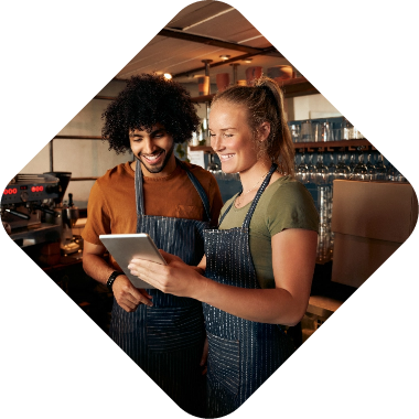 Colaboradores de restaurante a utilizar tablet para registos de segurança alimentar